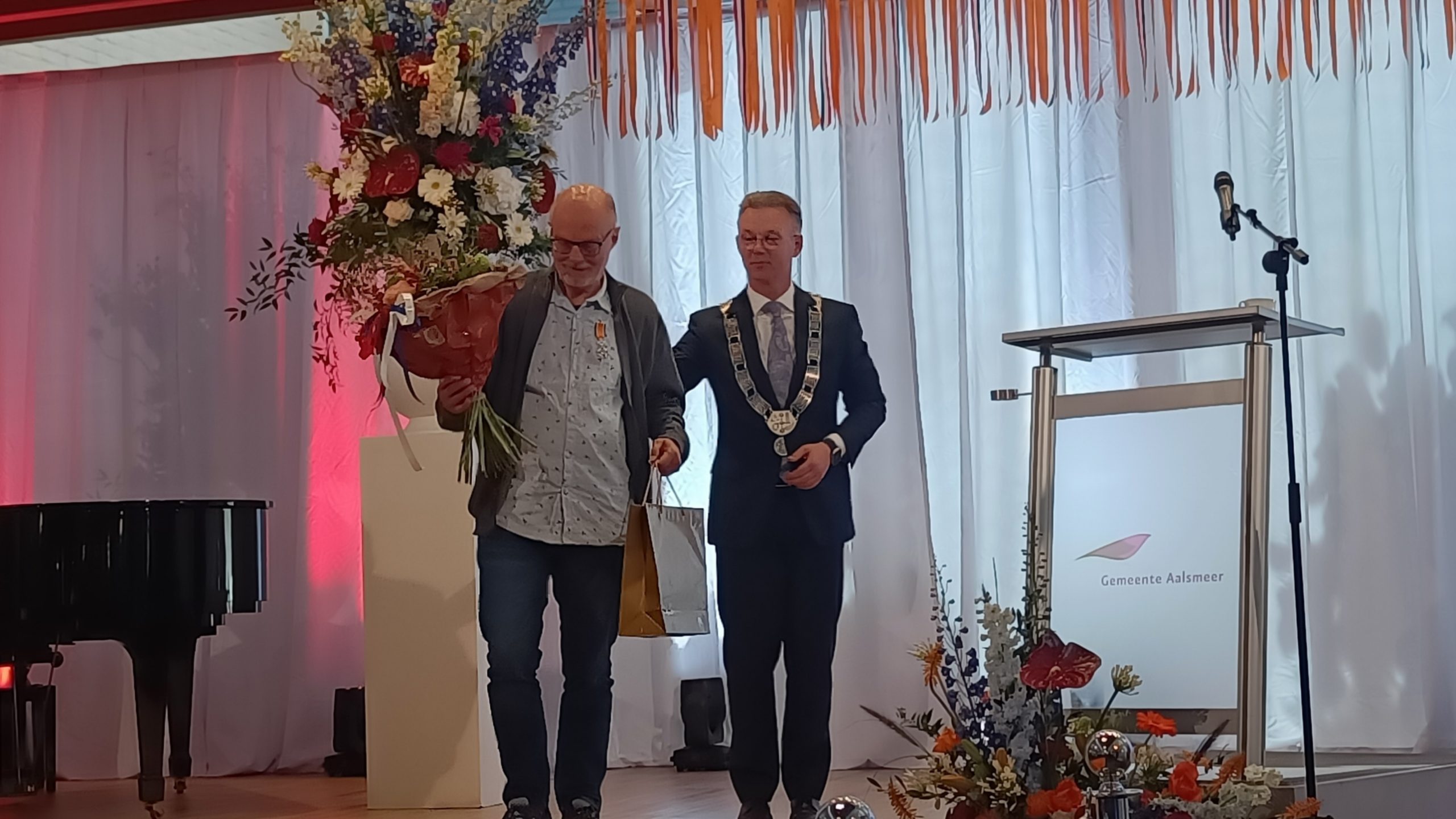 Secretaris Frank van Itterzon krijgt lintje tijdens Lintjesregen